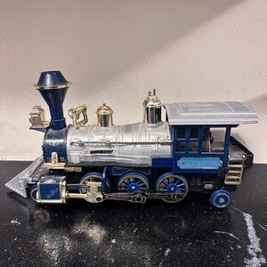 VINTAGE 1981 NEW BRIGHT 12" LONG ROYAL BLUE PLASTIC BATTERY OP TRAIN LOCOMOTIVE